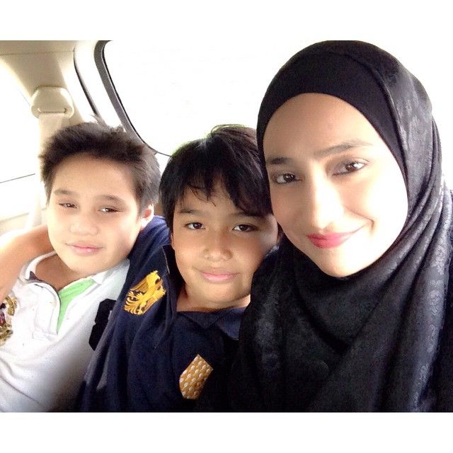 10 Potret Cindy Fatikasari dan anak kembarnya, bak teman sebaya