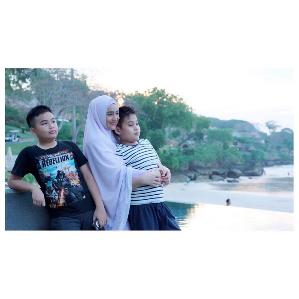 10 Potret Cindy Fatikasari dan anak kembarnya, bak teman sebaya