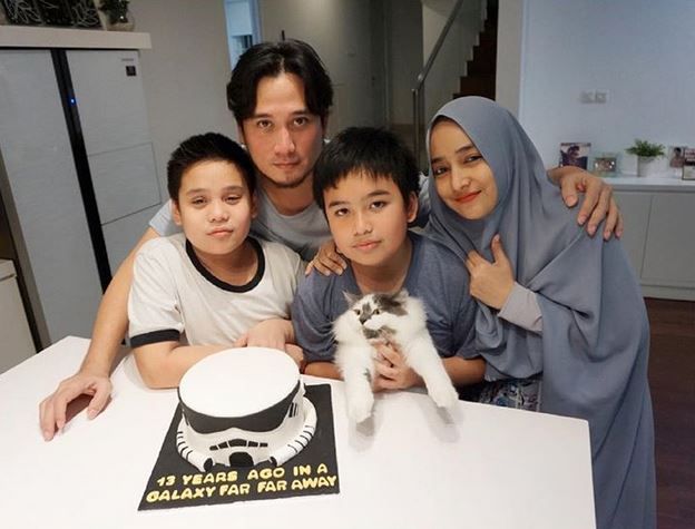 10 Potret Cindy Fatikasari dan anak kembarnya, bak teman sebaya