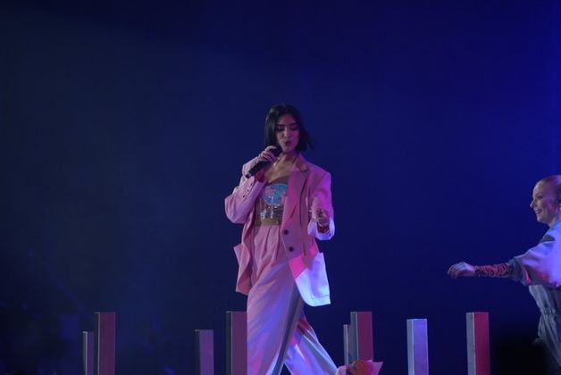 10 Aksi Dua Lipa konser di Jakarta, lempar ciuman bikin histeris