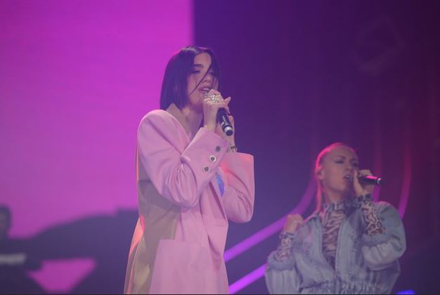 10 Aksi Dua Lipa konser di Jakarta, lempar ciuman bikin histeris