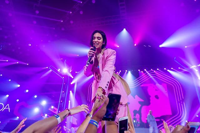 10 Aksi Dua Lipa konser di Jakarta, lempar ciuman bikin histeris