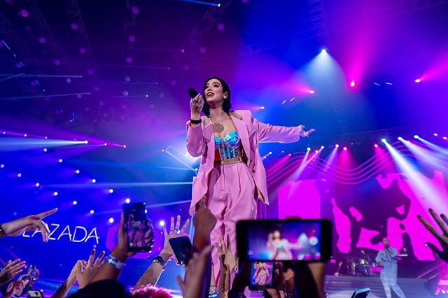 10 Aksi Dua Lipa konser di Jakarta, lempar ciuman bikin histeris