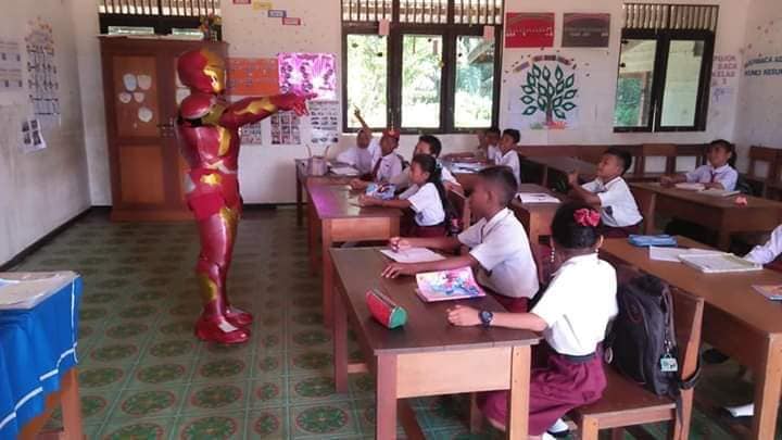 Aksi guru SD mengajar pakai kostum Iron Man ini viral, tuai pujian