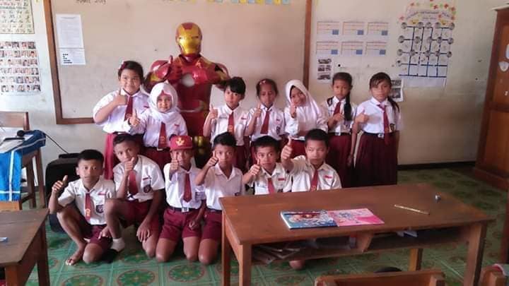 Aksi guru SD mengajar pakai kostum Iron Man ini viral, tuai pujian