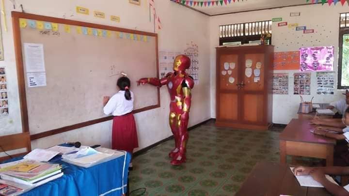 Aksi guru SD mengajar pakai kostum Iron Man ini viral, tuai pujian