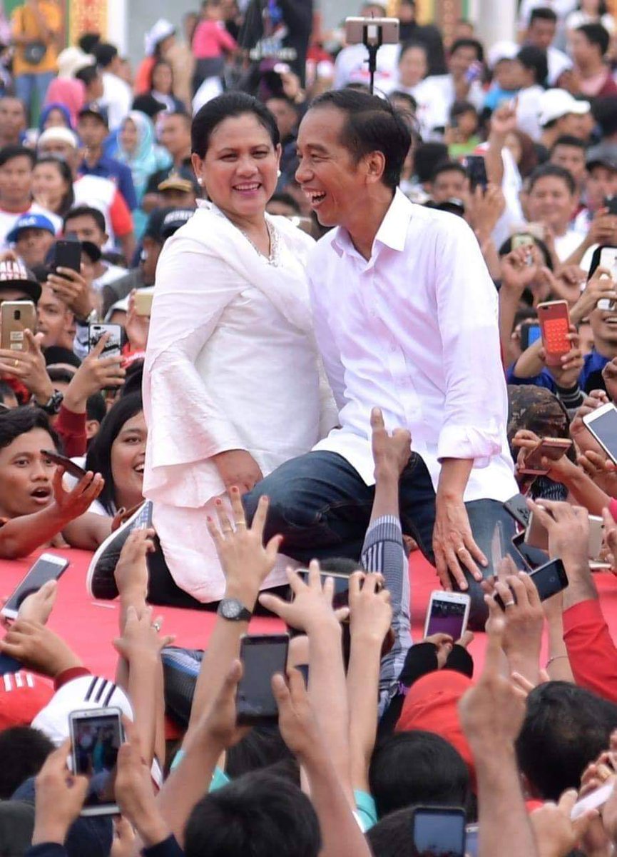 7 Potret mesra Jokowi & Iriana di atas panggung, selfie romantis