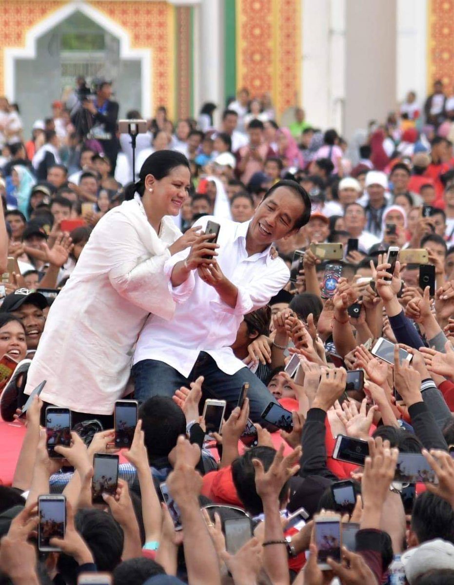 7 Potret mesra Jokowi & Iriana di atas panggung, selfie romantis