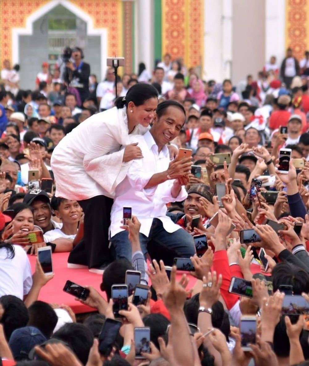 7 Potret mesra Jokowi & Iriana di atas panggung, selfie romantis