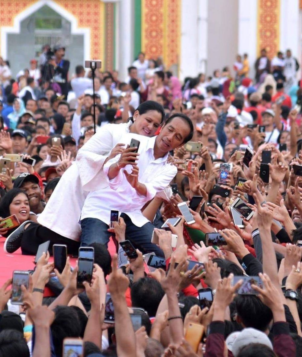 7 Potret mesra Jokowi & Iriana di atas panggung, selfie romantis