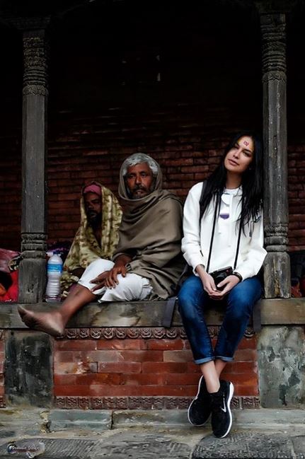 8 Potret kedekatan Sophia Latjuba & warga lokal saat traveling