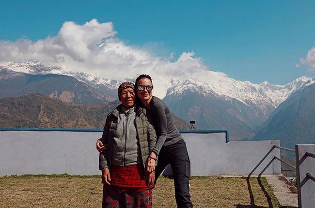 8 Potret kedekatan Sophia Latjuba & warga lokal saat traveling