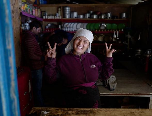 8 Potret kedekatan Sophia Latjuba & warga lokal saat traveling