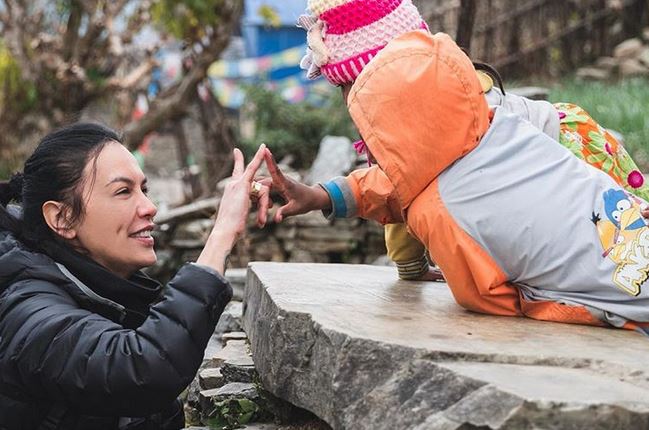 8 Potret kedekatan Sophia Latjuba & warga lokal saat traveling