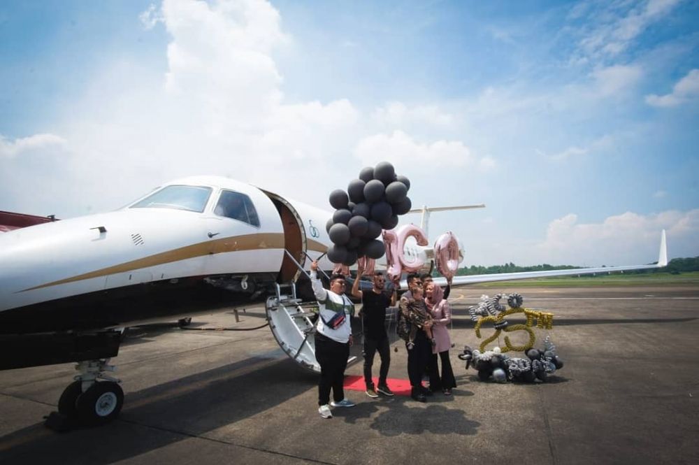 11 Momen perayaan ultah suami Rachel Vennya, sewa jet pribadi