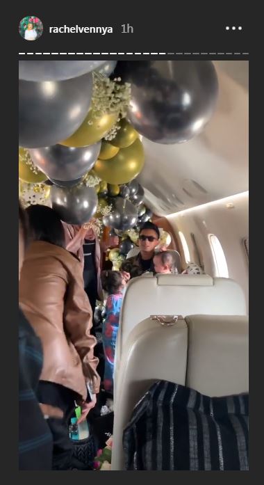 11 Momen perayaan ultah suami Rachel Vennya, sewa jet pribadi
