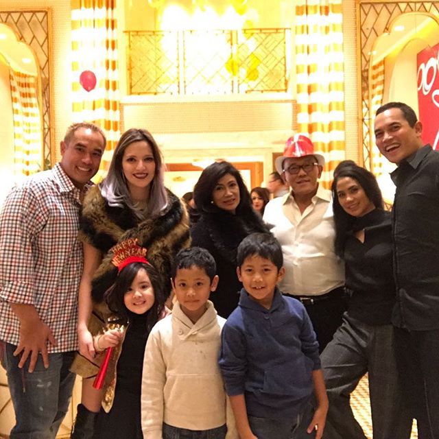 Jarang terekspos, ini 8 foto kedekatan Nia Ramadhani & ibu mertua