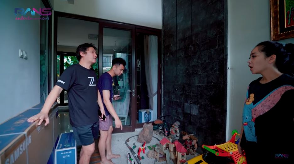 11 Potret sudut rumah Gading Marten, koleksi 300 pasang sepatu