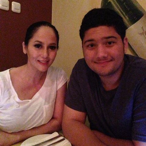 Jarang terekspos, ini 10 potret kebersamaan Meriam Bellina & putranya