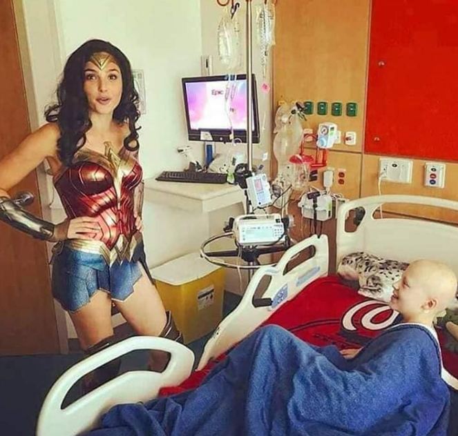 12 Momen haru pemeran superhero DC & Marvel hibur pasien anak