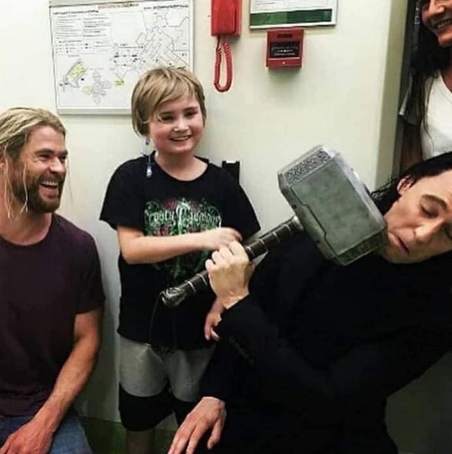 12 Momen haru pemeran superhero DC & Marvel hibur pasien anak