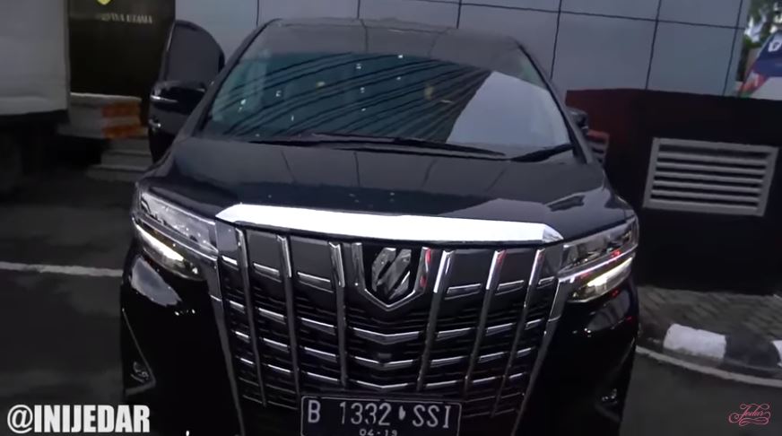 Intip mobil mewah Jessica Iskandar, ada TV 21 inci & magic window
