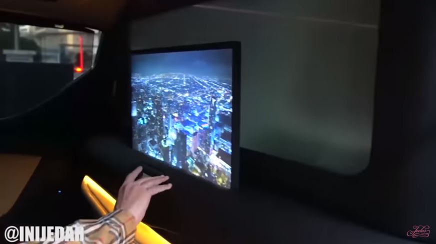 Intip mobil mewah Jessica Iskandar, ada TV 21 inci & magic window