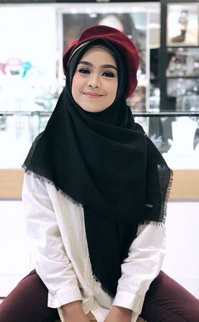 9 Pesona Ria Ricis dengan makeup tebal, cantiknya bikin pangling