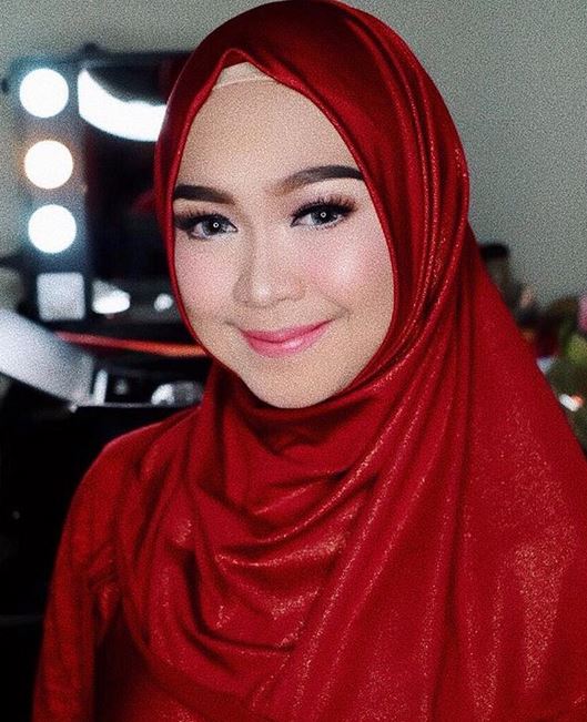 9 Pesona Ria Ricis dengan makeup tebal, cantiknya bikin pangling