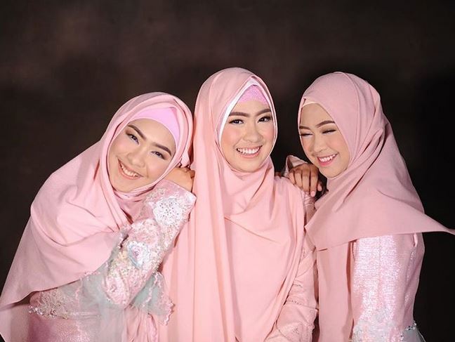 9 Pesona Ria Ricis dengan makeup tebal, cantiknya bikin pangling