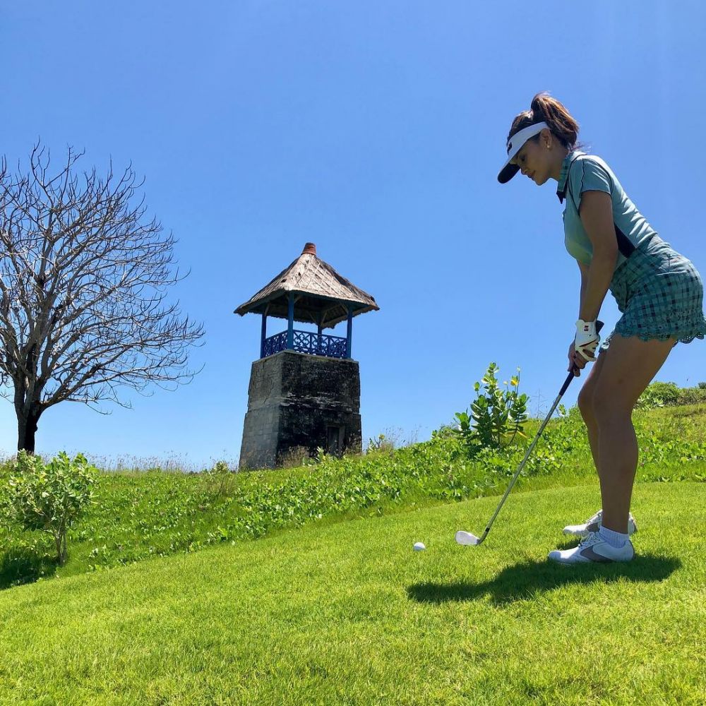 10 Potret Chef Farah Quinn saat olahraga golf, selalu memesona