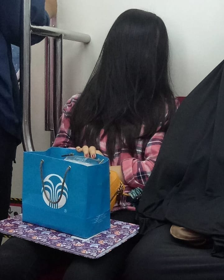 10 Gaya orang tidur di kereta ini mengundang tawa