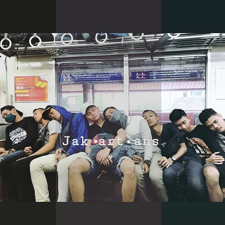 10 Gaya orang tidur di kereta ini mengundang tawa