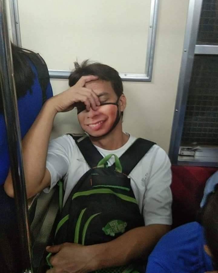 10 Gaya orang tidur di kereta ini mengundang tawa