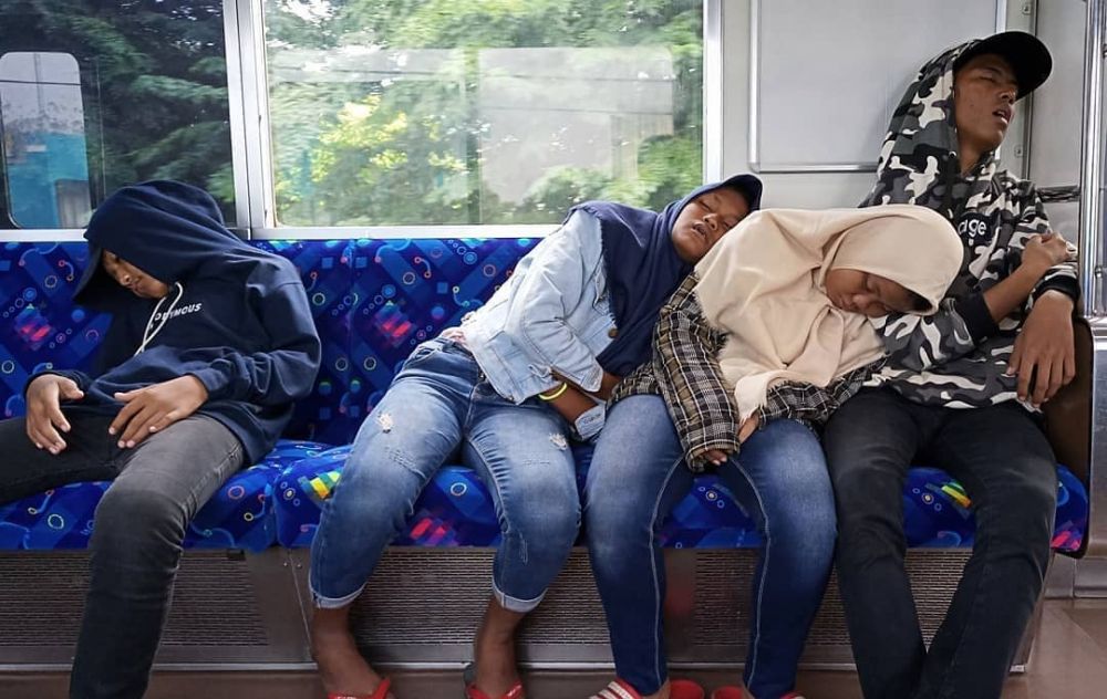 10 Gaya orang tidur di kereta ini mengundang tawa
