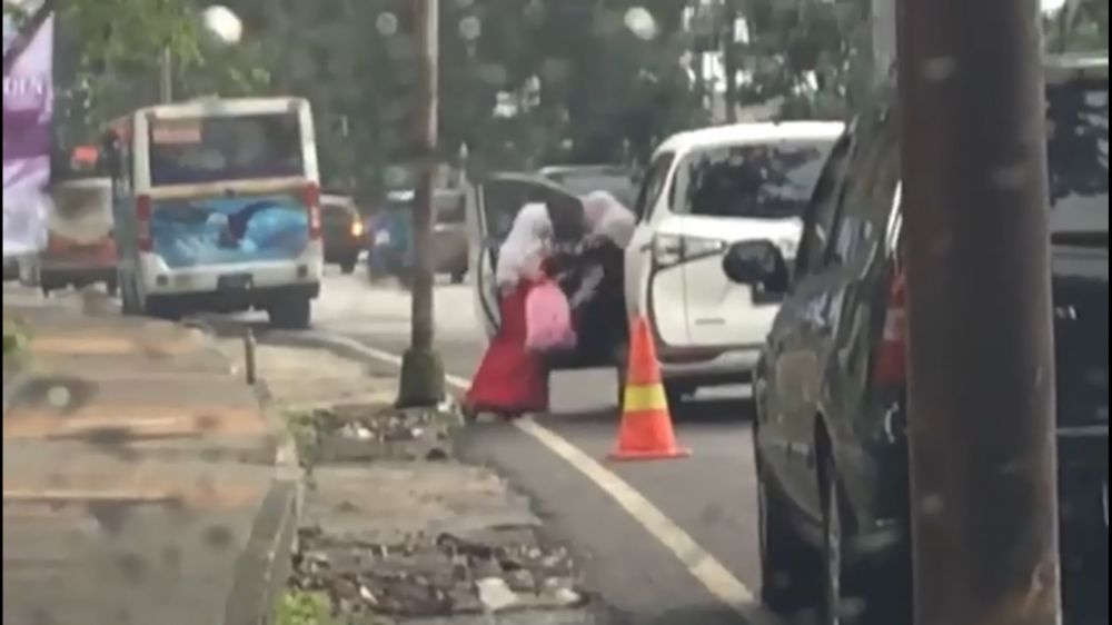 Perlakuan ibu marahi dan usir anak di tengah jalan ini bikin geram