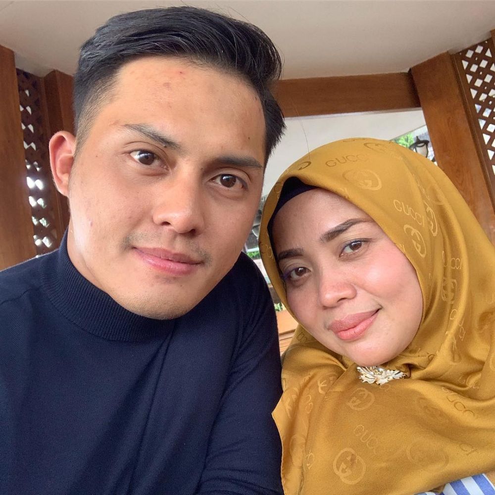 10 Momen kemesraan Muzdalifah & tunangannya, beda usia 15 tahun