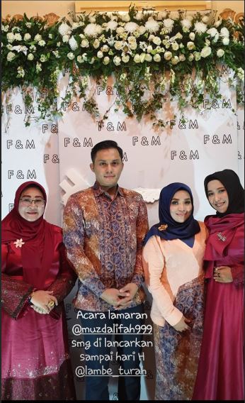 10 Momen kemesraan Muzdalifah & tunangannya, beda usia 15 tahun