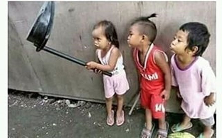 11 Foto lucu anak-anak lagi narsis, bikin susah nahan tawa