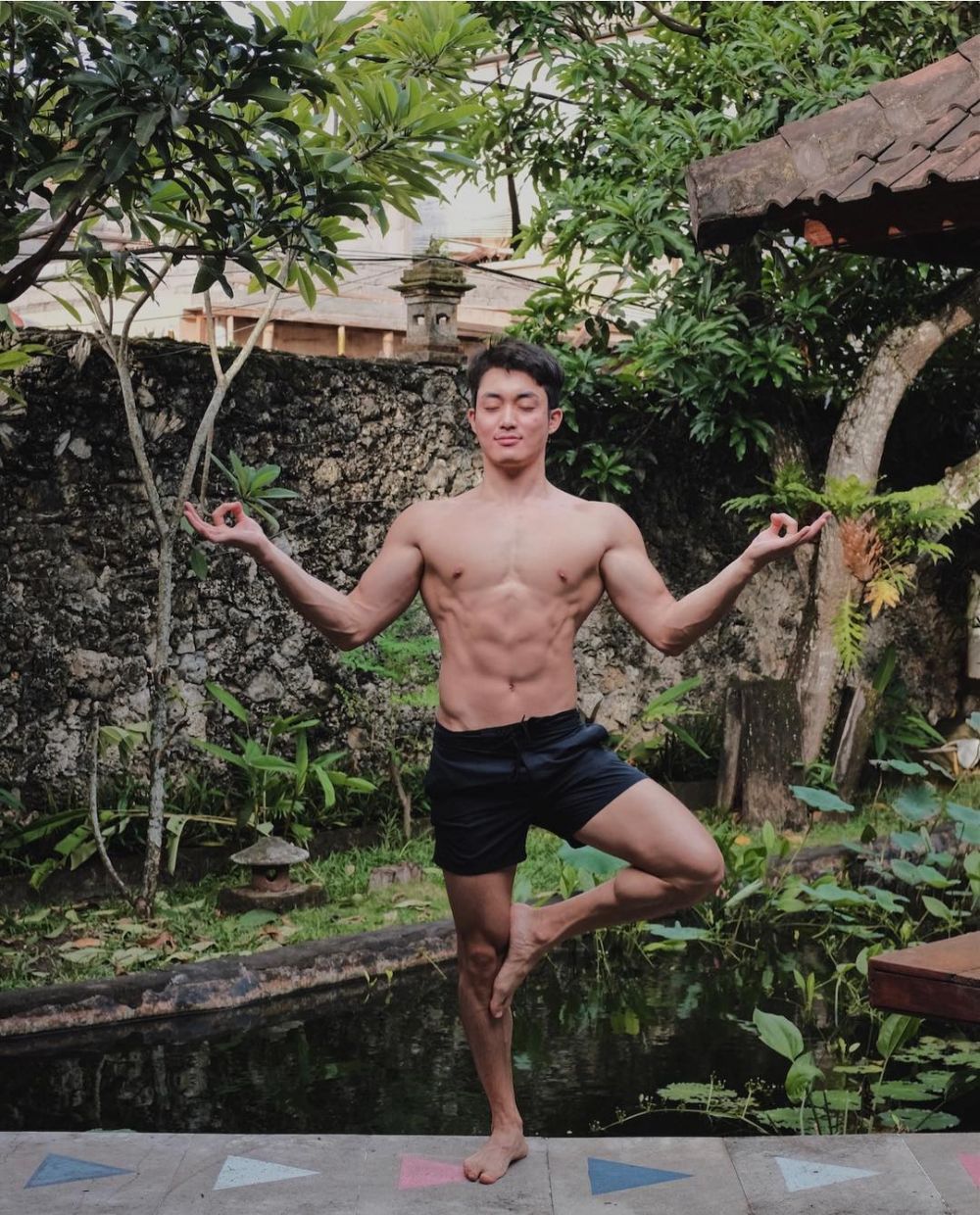 10 Pesona Park Nam, model Korea yang jadi teman Lucinta Luna