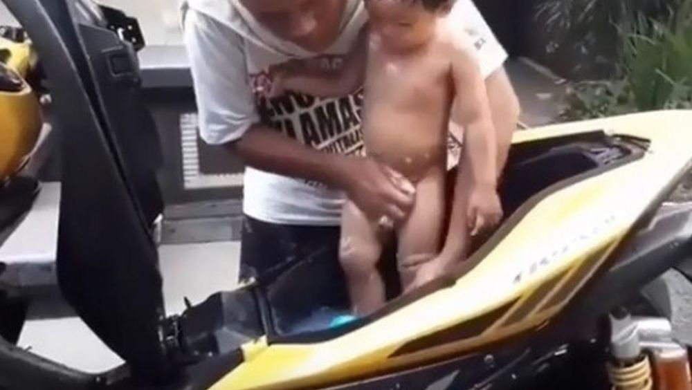 12 Cara lucu orangtua nurutin kemauan anak, bikin ngakak