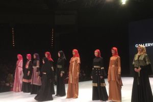 Kisah perawat rumah sakit yang sukses tampil di Indonesia Fashion Week