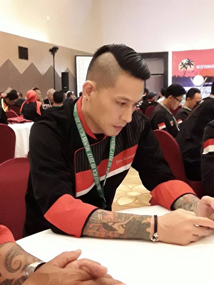 10 Potret lawas Chef Juna Rorimpandey, pernah gondrong