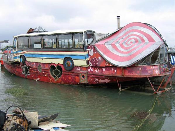 12 Perahu ini bentuknya nyeleneh, dari bus hingga batu