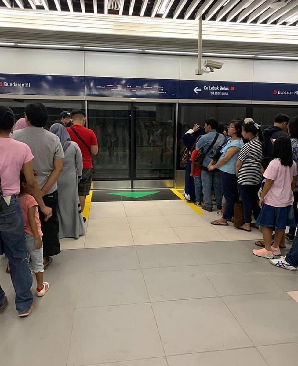 Penampakan di pantulan kaca MRT ini bikin bergidik