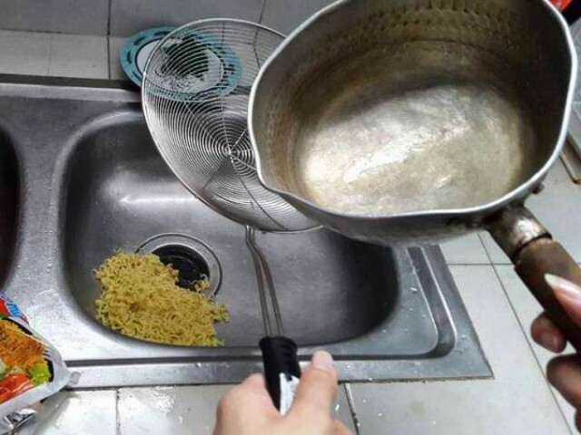 12 Momen apes waktu makan ini bikin auto ngelus dada