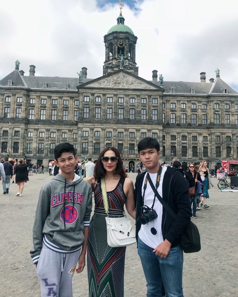 Jarang terekspos, ini potret 7 seleb senior dengan putra gantengnya