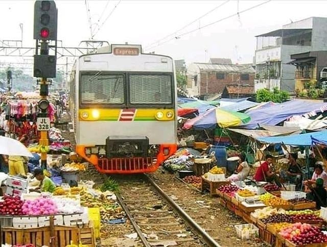 15 Potret miris kondisi kereta zaman dulu, bikin ngelus dada