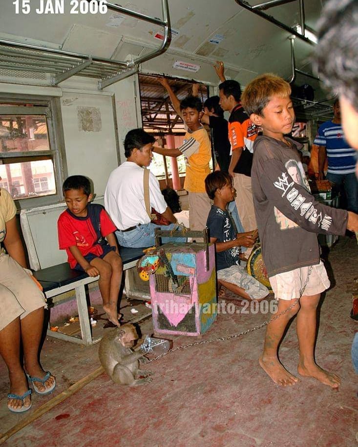 15 Potret miris kondisi kereta zaman dulu, bikin ngelus dada