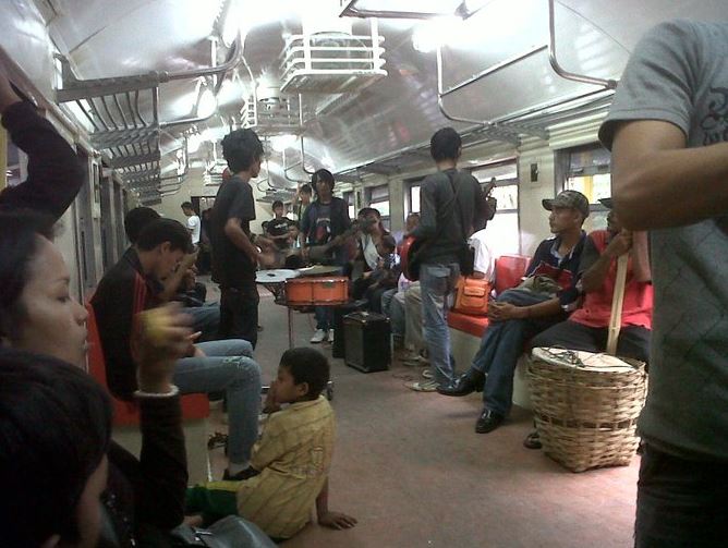 15 Potret miris kondisi kereta zaman dulu, bikin ngelus dada